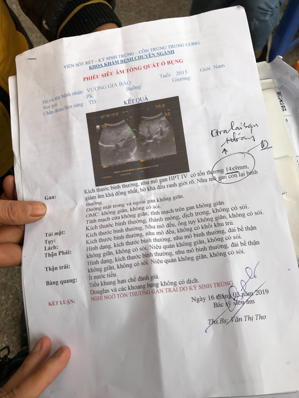 Đến trưa nay, tại bệnh viện Sốt rét-ký sinh trùng-côn trùng vẫn có rất đông phụ huynh và trẻ nhỏ đợi kết quả và chờ lấy mẫu xét nghiệm.