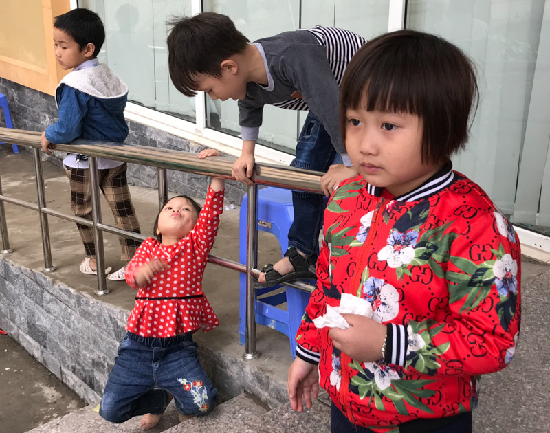 Trẻ nhỏ vẫn vô tư chơi đùa trái ngược với sự lo lắng của phụ huynh.