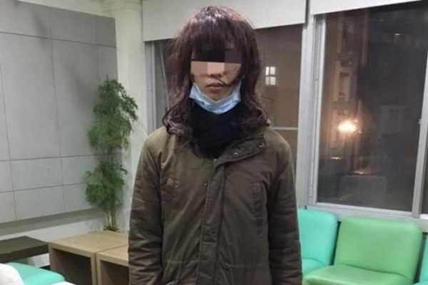 Thanh niên mặc váy, lẻn vào ký túc xá quay trộm nữ sinh tắm ảnh 1 Thanh niên mặc váy, lẻn vào ký túc xá quay trộm nữ sinh tắm