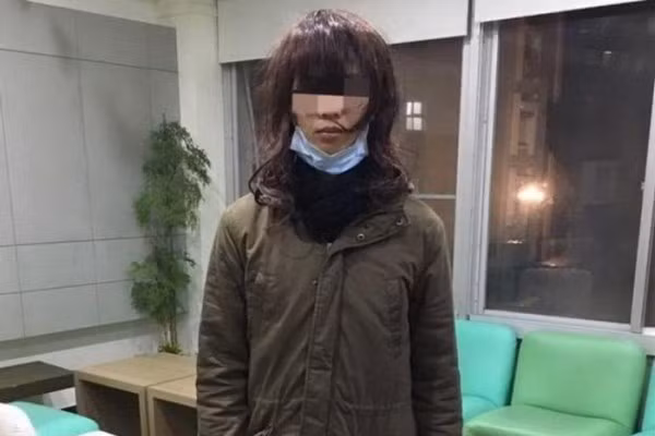 Thanh niên mặc váy, lẻn vào ký túc xá quay trộm nữ sinh tắm ảnh 1 Thanh niên mặc váy, lẻn vào ký túc xá quay trộm nữ sinh tắm