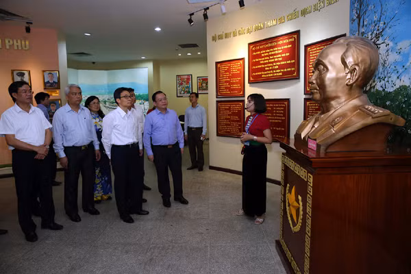 Phó Thủ tướng Vũ Đức Đam thăm Bảo tàng Chiến thắng lịch sử Điện Biên Phủ. Ảnh: VGP/Đình Nam
