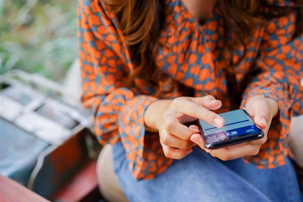 Đến tận khi chồng bị tai nạn gãy chân, tôi mới phát hiện sự thật khủng khiếp được giấu kín suốt 5 năm qua - Ảnh 1.