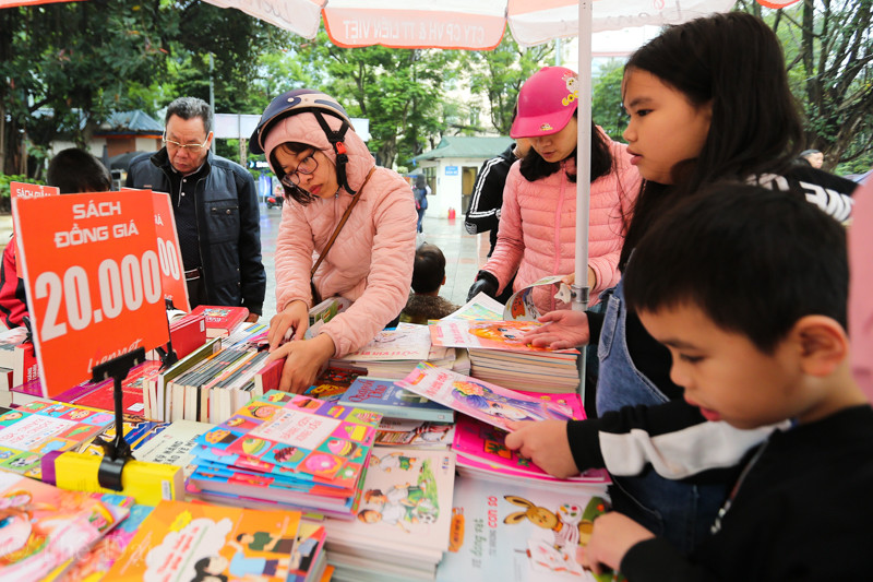 Rất nhiều đầu sách được giảm giá tại hội sách