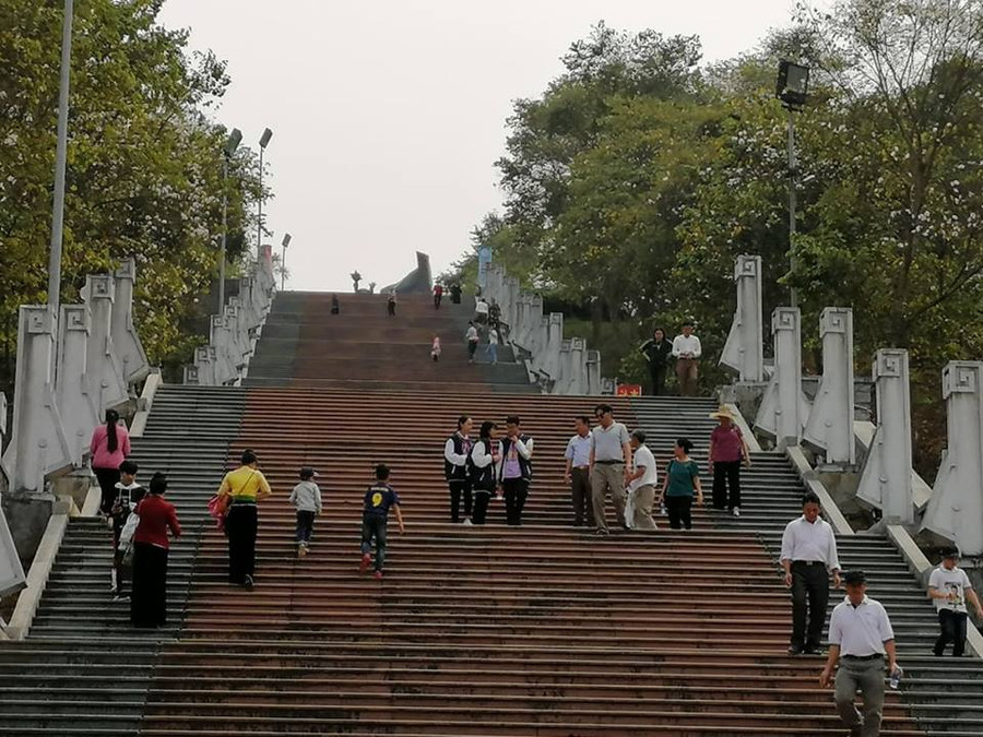 Hình ảnh học sinh lớp 8 trường THPT Lương Thế Vinh trải nghiệm làm hướng dẫn viên du lịch nhí tại Di tích lịch sử Đồi D1