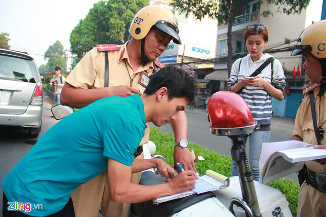 Tai xe ngo ngang khi CSGT ra quan xu phat nguoi khong that day an toan hinh anh 2 