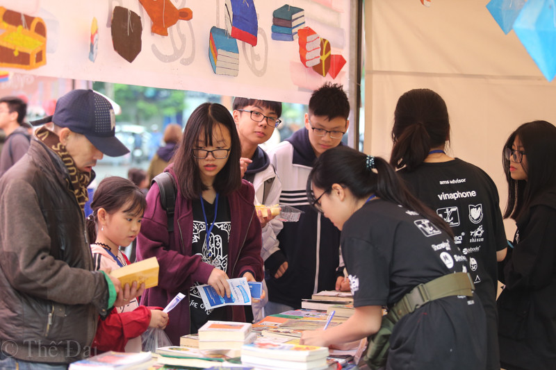 Một trong những điểm nhấn nổi bật của sự kiện The Hidden Book 2019 chính là hoạt động đổi sách cũ- bán sách mới tại khu sách "Vừng ơi mở cửa ra"