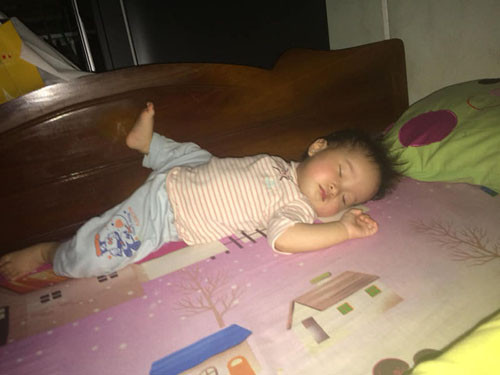 Nằm thế này mới thoải mái.