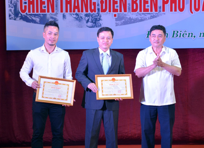 Ông Lê Văn Quý, Phó Chủ tịch UBND tỉnh Điện Biên (ngoài cùng bên phải) tặng Bằng khen cho tập thể, cá nhân có thành tích trong việc tổ chức Tuần phim. Ông Lê Văn Quý, Phó Chủ tịch UBND tỉnh Điện Biên (ngoài cùng bên phải) tặng Bằng khen cho tập thể, cá nhân có thành tích trong việc tổ chức Tuần phim.