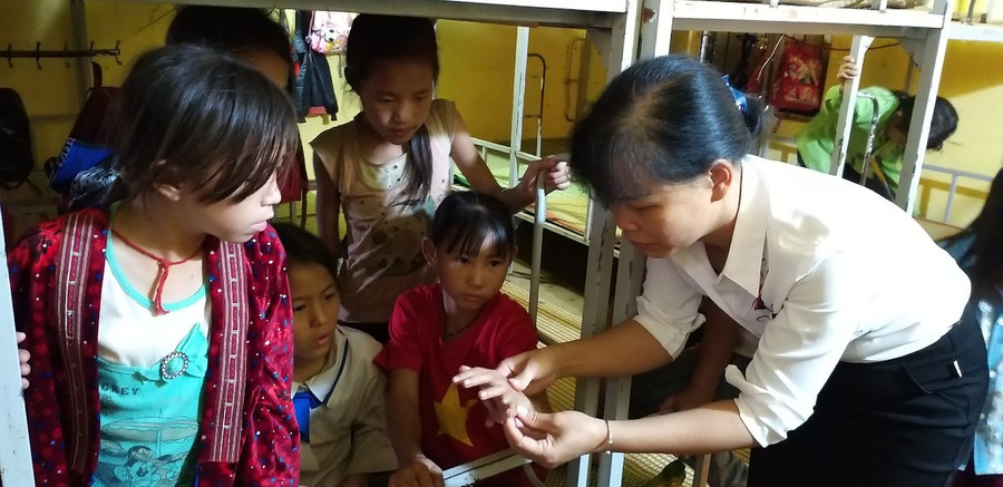 Học sinh có biểu hiện đau, rát sau khi xuất hiện các vết ngứa