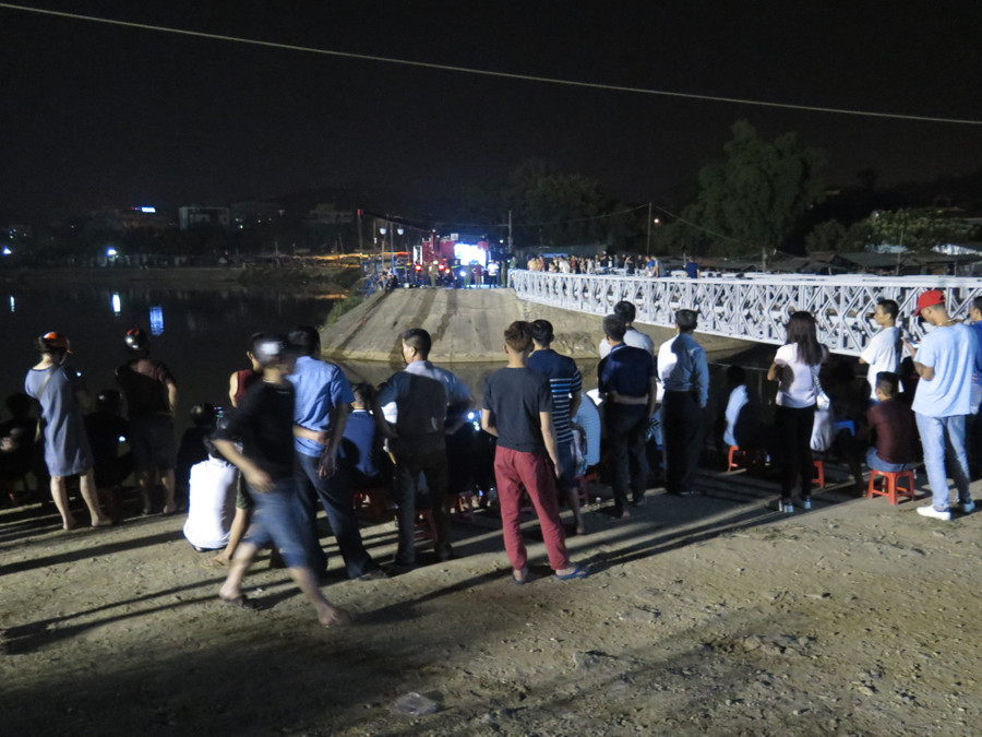 Nhiều người dân theo dõi quá trình tìm kiếm, trục vớt phương tiện