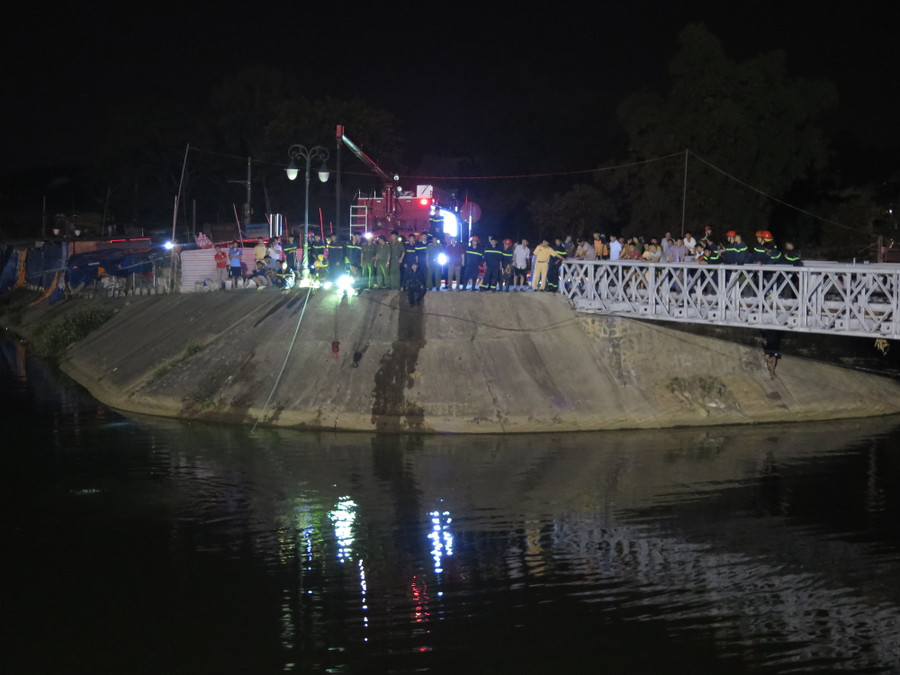 Ban quản lý đập tràn phải xả nước để hỗ trợ quá trình tìm kiếm ô tô tai nạn