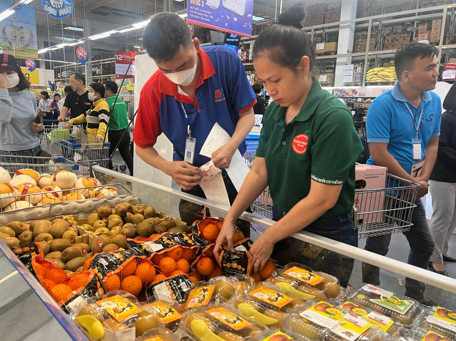 Việc tiếp tục giảm 2% thuế VAT trong 6 tháng cuối năm sẽ góp phần kích thích sự phục hồi và tăng trưởng của nền kinh tế. Ảnh: Phương Uyên Việc tiếp tục giảm 2% thuế VAT trong 6 tháng cuối năm sẽ góp phần kích thích sự phục hồi và tăng trưởng của nền kinh tế. Ảnh: Phương Uyên