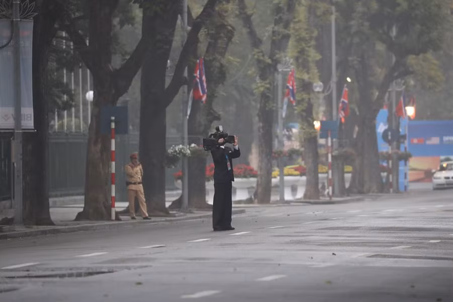 Những phóng viên Triều Tiên lặng lẽ chuyên tâm tác nghiệp tại Việt Nam ảnh 8 Chú thích ảnh