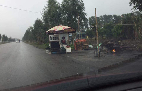 Nhìn từ xa ai cũng tưởng đó là một phụ nữ đang bán hàng.