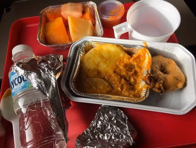 Bất ngờ tìm thấy răng trong suất ăn của hãng hàng không Singapore Airlines - 2