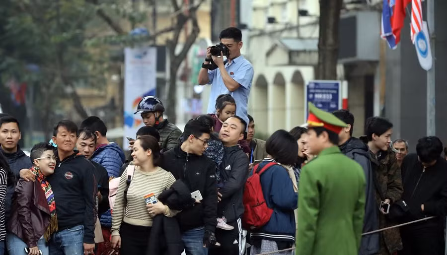 Những phóng viên Triều Tiên lặng lẽ chuyên tâm tác nghiệp tại Việt Nam ảnh 6 Chú thích ảnh