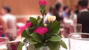 Bước ra từ nhà hàng sang trọng, nữ đại gia nở nụ cười bí hiểm 