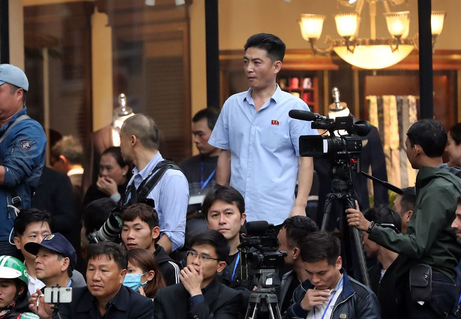 Những phóng viên Triều Tiên lặng lẽ chuyên tâm tác nghiệp tại Việt Nam ảnh 5 Chú thích ảnh