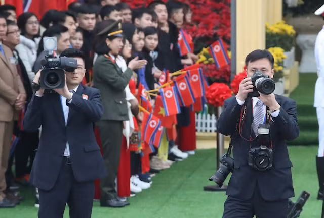 Những phóng viên Triều Tiên lặng lẽ chuyên tâm tác nghiệp tại Việt Nam ảnh 4 Chú thích ảnh
