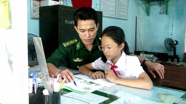 Quảng Ngãi: Nghĩa tình của chiến sĩ mang quân hàm xanh với học sinh nghèo