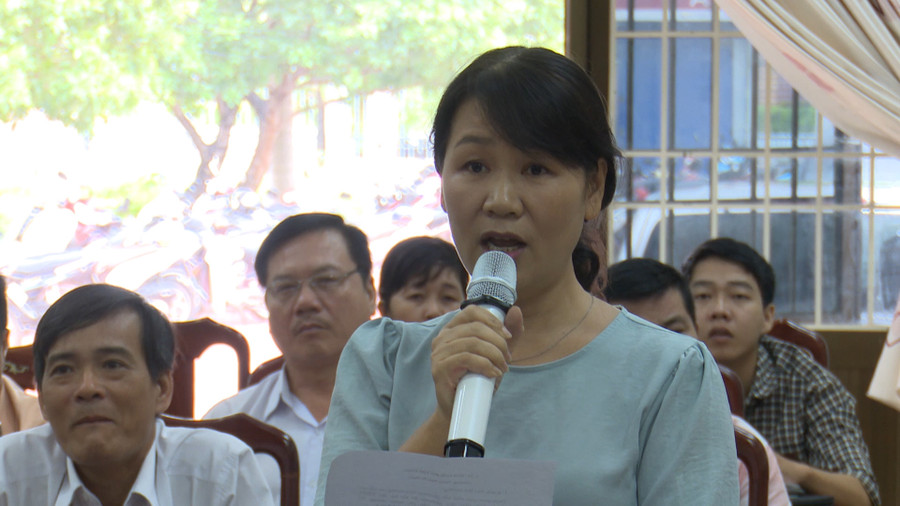 Cử tri đặt câu hỏi với đại biểu Quốc hội. Cử tri đặt câu hỏi với đại biểu Quốc hội.