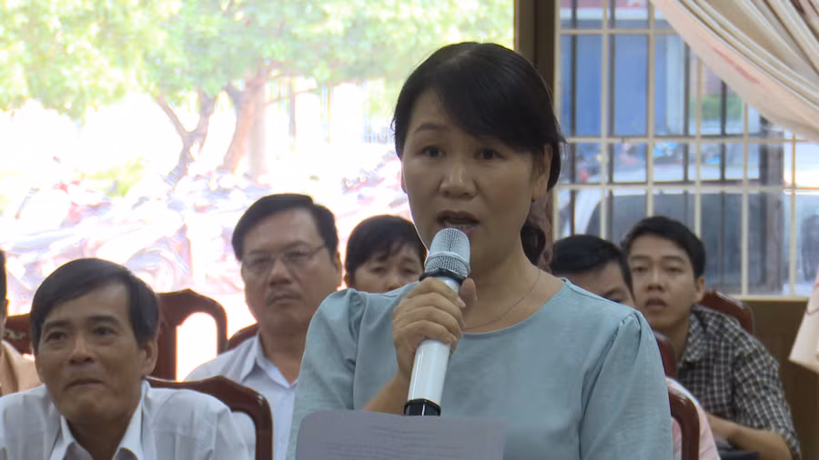 Cử tri đặt câu hỏi với đại biểu Quốc hội.