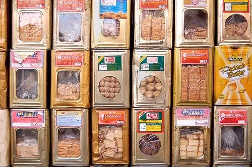 Một tài khoản khuyên rằng mọi người hãy nên để tiền mặt của mình vào hôp roti - hộp đựng bánh quy ở Malaysia.