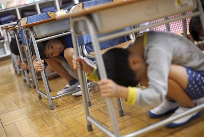 Trẻ em Nhật học cách tự cứu lấy mình trong thảm họa, bão lũ ảnh 3