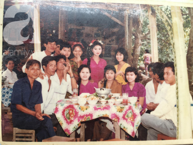 Đám cưới 25 năm trước của cô gái Đồng Tháp: Lấy anh hàng xóm vì được tặng trứng vịt mỗi ngày, thay đến 6 cái váy lộng lẫy - Ảnh 8. Đám cưới 25 năm trước của cô gái Đồng Tháp: Lấy anh hàng xóm vì được tặng trứng vịt mỗi ngày, thay đến 6 cái váy lộng lẫy - Ảnh 8.