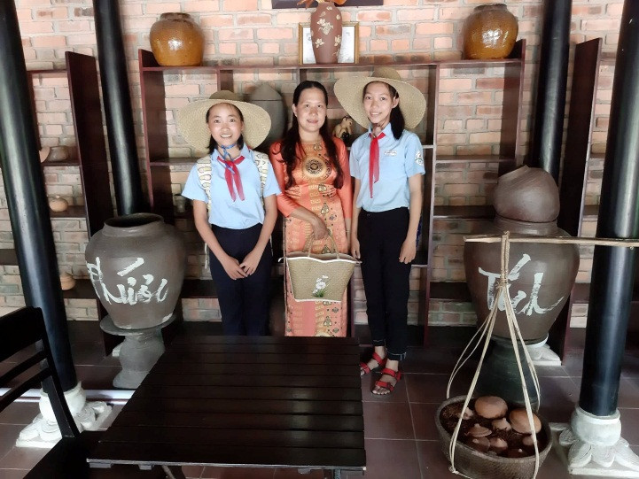 Học sinh và giáo viên trường THCS Nguyễn Tri Phương, Phong Điền, Thừa Thiên Huế tham quan, trải nghiệm tại làng đệm Phò Trạch. Học sinh và giáo viên trường THCS Nguyễn Tri Phương, Phong Điền, Thừa Thiên Huế tham quan, trải nghiệm tại làng đệm Phò Trạch.