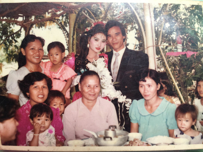 Đám cưới 25 năm trước của cô gái Đồng Tháp: Lấy anh hàng xóm vì được tặng trứng vịt mỗi ngày, thay đến 6 cái váy lộng lẫy - Ảnh 9. Đám cưới 25 năm trước của cô gái Đồng Tháp: Lấy anh hàng xóm vì được tặng trứng vịt mỗi ngày, thay đến 6 cái váy lộng lẫy - Ảnh 9.