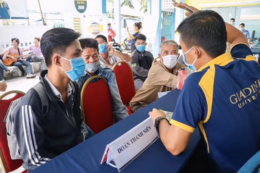 Chuyên viên tư vấn tuyển sinh tư vấn cho một học sinh và phụ huynh