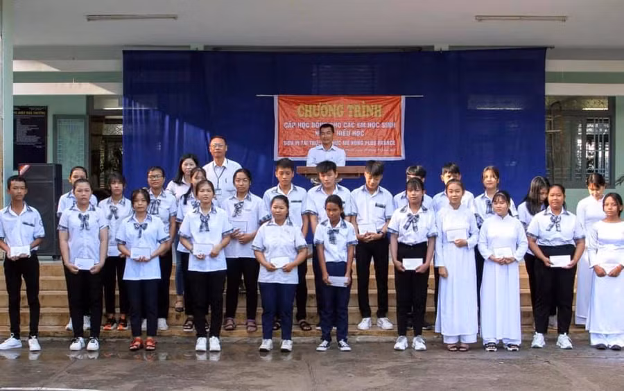 Các em học sinh khó khăn được nhận học bổng