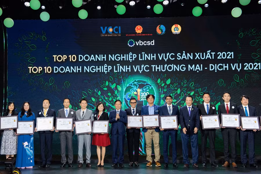 Đại diện FCV (thứ 8, từ trái qua) nhận giải tại lễ vinh danh các Top 10 doanh nghiệp phát triển bền vững từ những đóng góp cho cộng đồng.