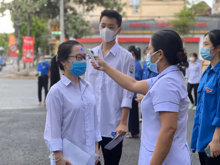 Đo thân nhiệt cho thí sinh.