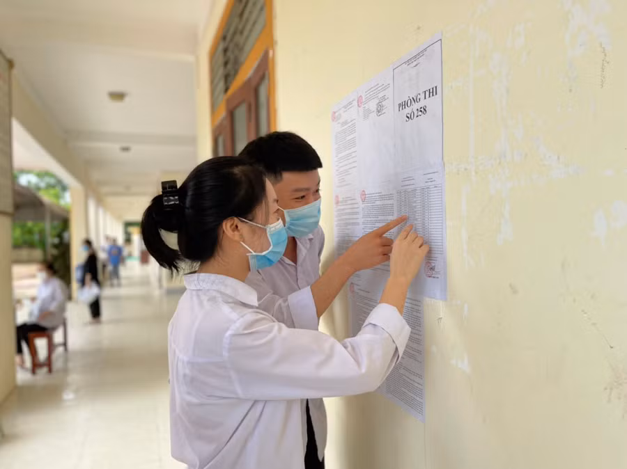 Thí sinh xem lại số báo danh một lần nữa trước khi bước vào môn thi thứ 2.