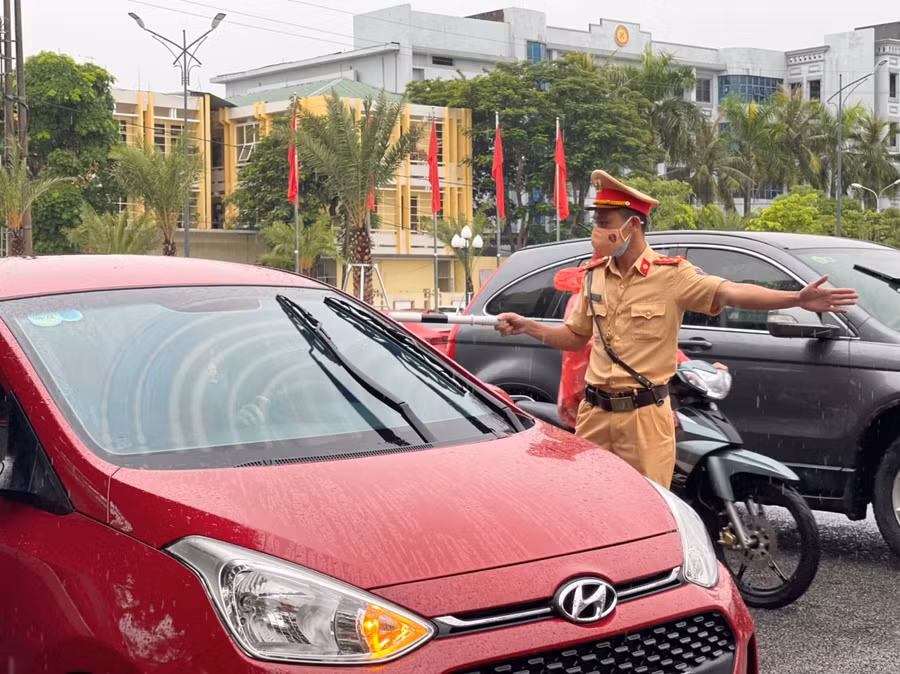 Hà Tĩnh mưa nặng hạt sau môn thi thứ nhất.