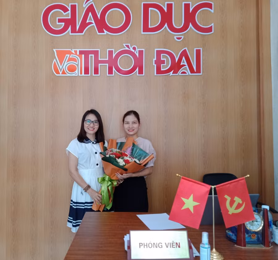 Cô Đinh Thị Hồng Vân, GV môn Hóa học, Trường THPT Phan Đình Phùng, TP Hà Tĩnh (bên phải) khách mời trong buổi giao lưu trực tuyến với Báo Giáo dục và Thời đại.