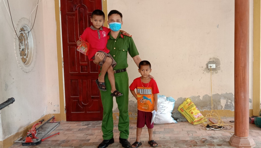 2 cháu nhỏ đã được lực lượng Công an huyện Vũ Quang giải cứu thành công.