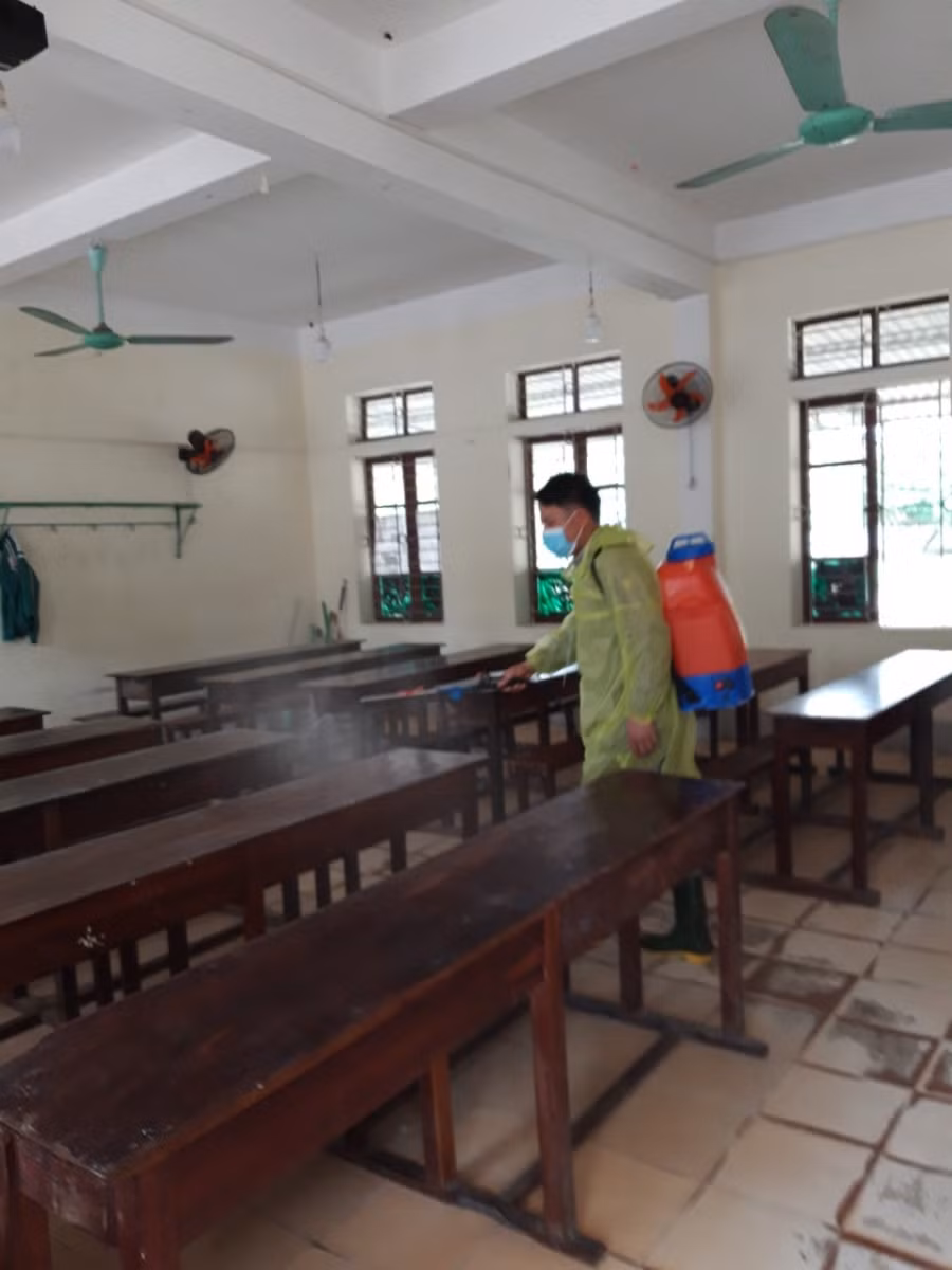 Công tác phun khử khuẩn trong thời gian ôn luyện thi tại trường THPT Phan Đình Phùng.