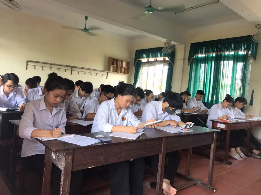 Học sinh được ôn luyện thi trong thời điểm trước dịch bệnh Covid-19.