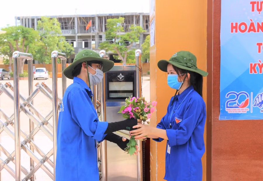 TÌnh nguyện viên tặng hoa chúc mừng nhau.