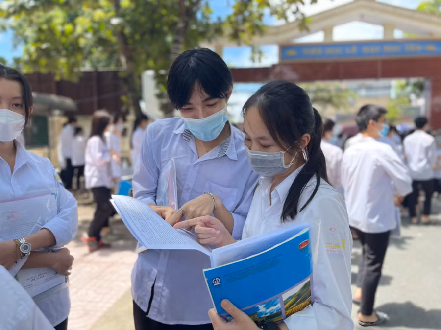 Thí sinh kết thúc môn thi Tổ hợp khoa học tự nhiên.