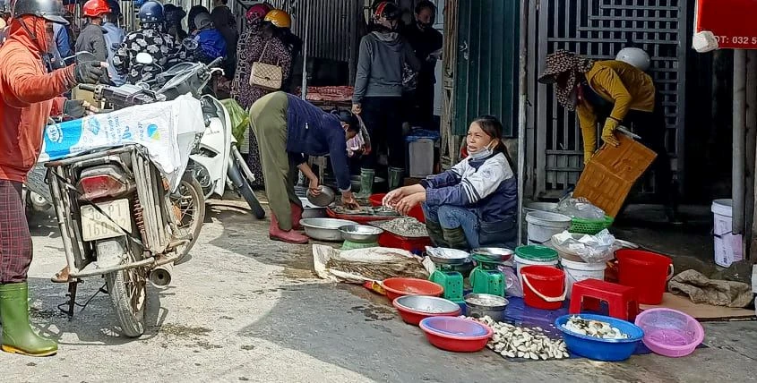 Nhiều tiểu thương vẫn không tuân thủ đeo khẩu trang khi họp chợ, tại khu chợ xép P. Sông Trí.