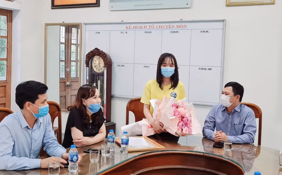 Em Võ Thị Kim Anh gửi lời cảm ơn tới lãnh đạo tỉnh, thầy cô giáo Trường THPT Chuyên Hà Tĩnh.