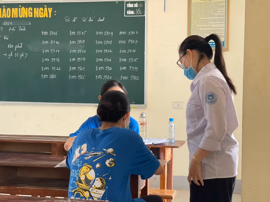 Nhiều thí sinh có mặt sớm tại điểm thi Trường THPT Thành Sen (TP Hà Tĩnh).