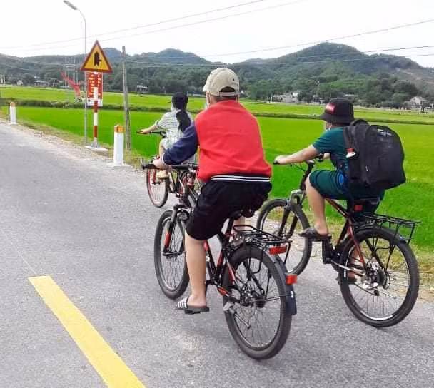 Tổ chức đạp xe đạp cho các con vào dịp hè.