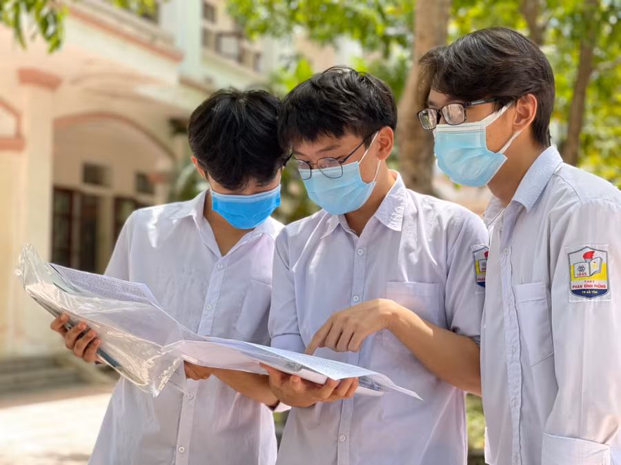 Thí sinh hào hứng trao đổi bài sau kết thúc môn thi.