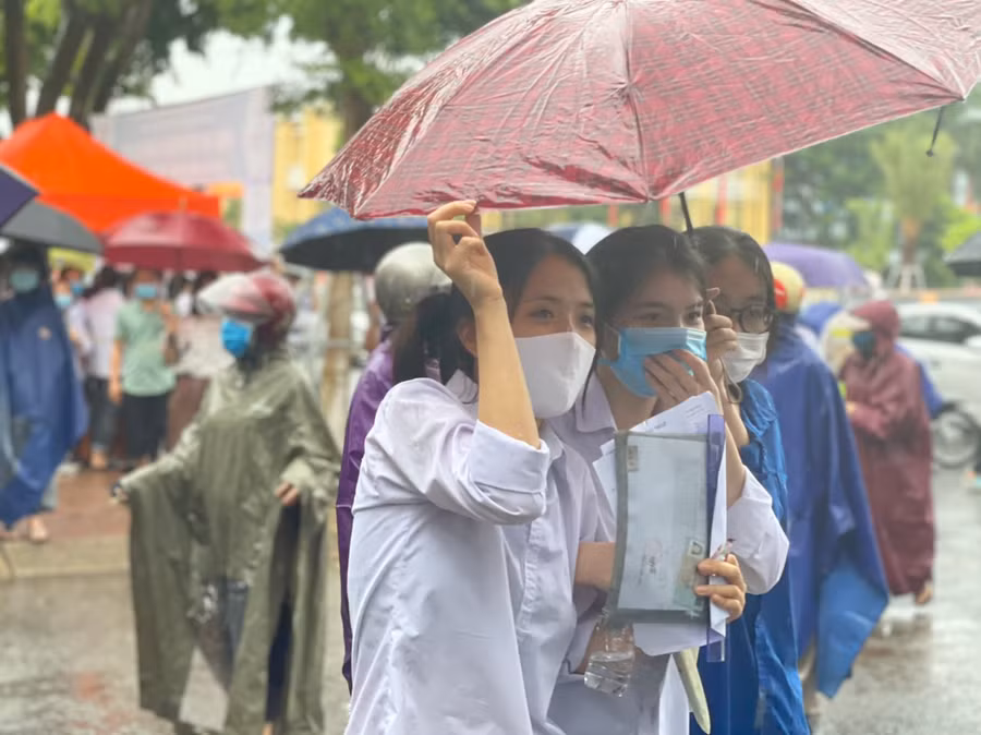 Nhiều thí sinh vui mừng với đề văn năm nay không quá đánh đố.