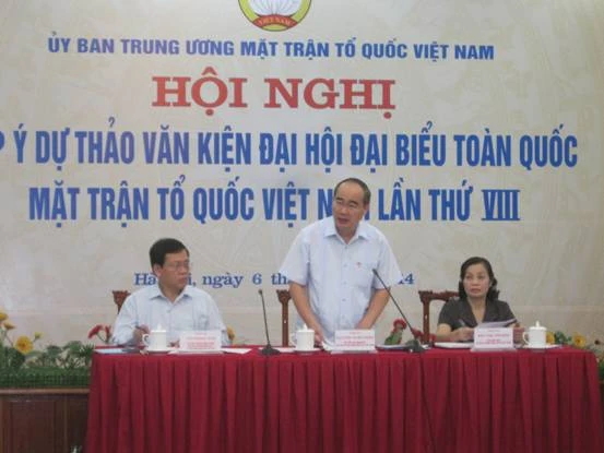 Ông Nguyễn Thiện Nhân – Chủ tịch Ủy ban Mặt trân Tổ quốc Việt Nam (đứng giữa) đang chủ trì Hội nghị